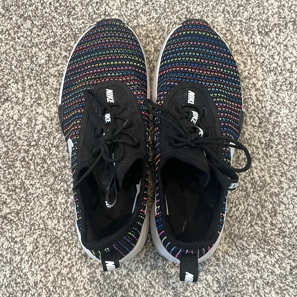 Youth size 6/ women's size 7 Nike sneaker! Barely worn!
